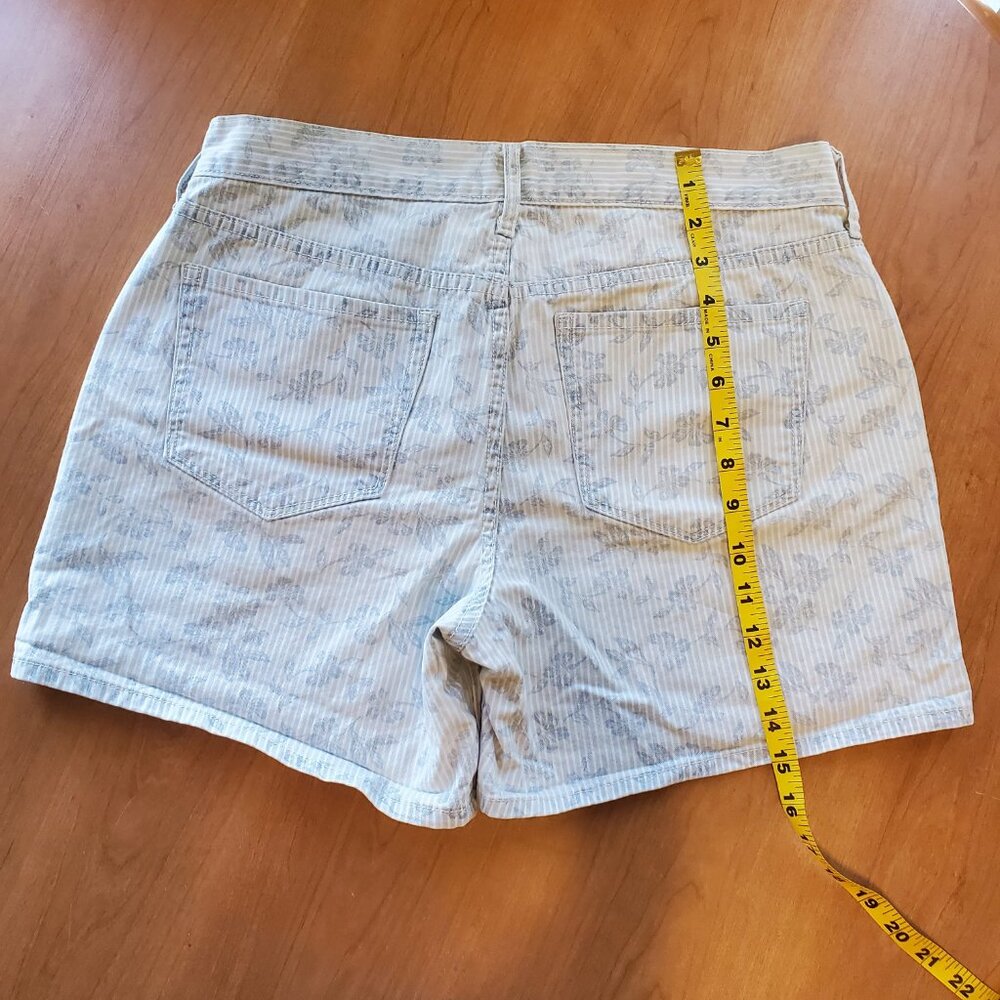 Old Navy Boyfriend Denim Railroad Stripe Shorts Floral Print 3 ½” Inseam - (8) - Picture 10 of 12